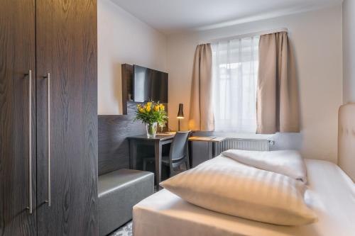 Signature Hotel Astoria - image 11