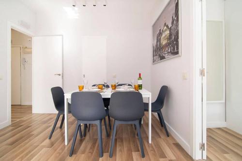 Sunny Apartment at the foot of Royal Palace by Batuecas