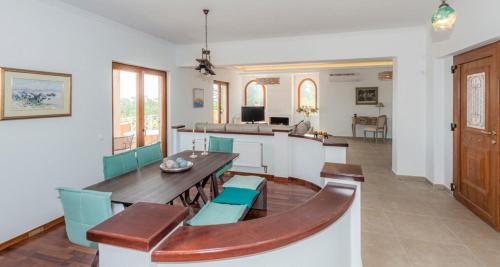  Mpastouni Villa Sleeps 12 Pool Air Con WiFi in Kastanéa