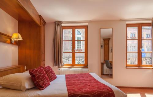 Logis Hotel De La Cloche in Obernai
