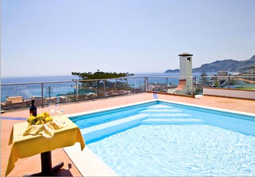 Bassein, Hotel delle Palme in Letojanni