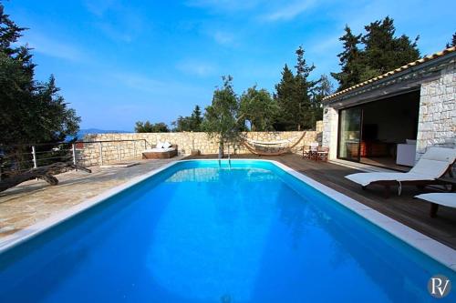  Loggos (Paxos) Villa Sleeps 8 Pool Air Con in Oziás
