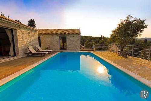  Loggos (Paxos) Villa Sleeps 8 Pool Air Con in Oziás
