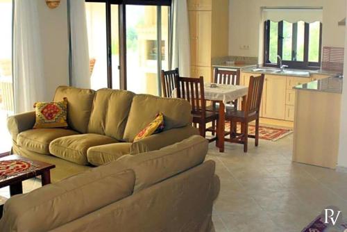  Gokbel Villa Sleeps 7 Pool Air Con WiFi in Boğazağzı