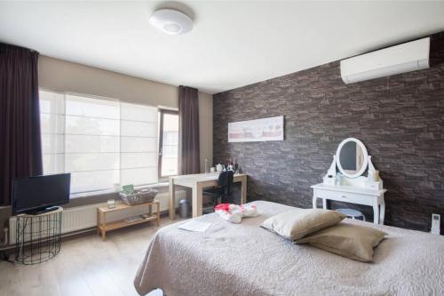 Guesthouse De Steenberg tweepersoonskamer met grote badkamer, kitchenette en tuinzicht op de eerste verdieping