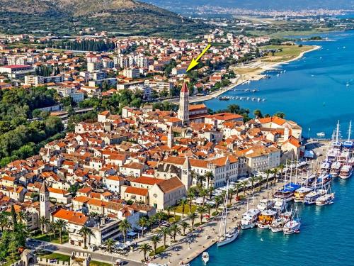  Apartment Melina, Pension in Trogir