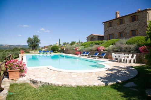  Titignano Villa Sleeps 12 Pool WiFi, Pension in Titignano