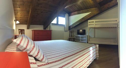1 queen bed, 2 bunk beds
