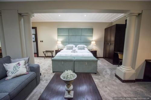 169433836 Border Hotel