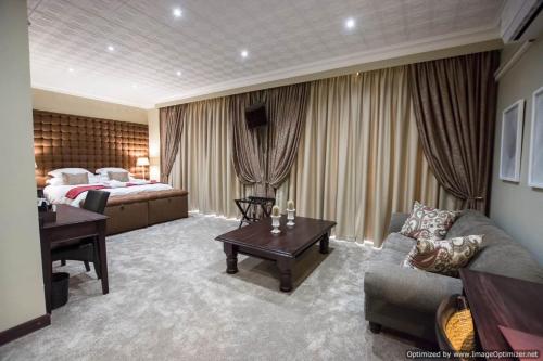 169434856 Border Hotel