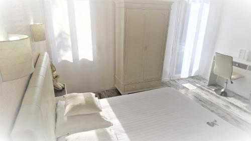 Queen Room with Balcony image 6