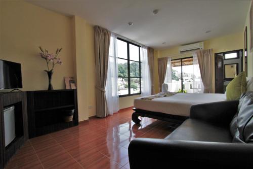 Karon Beach Pool Hotel Room Type - Superior King Room