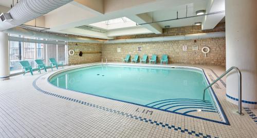 Swimming pool, The Falls Hotel & Inn in Niagara Falls