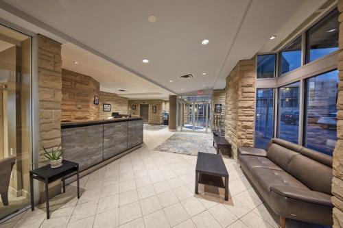 Lobby, The Falls Hotel & Inn in Niagara Falls