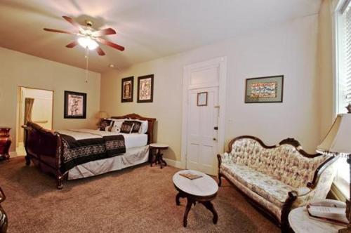 New Orleans Hotel Eureka Springs – Eureka Springs, AR