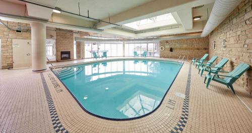 Swimming pool, The Falls Hotel & Inn in Niagara Falls