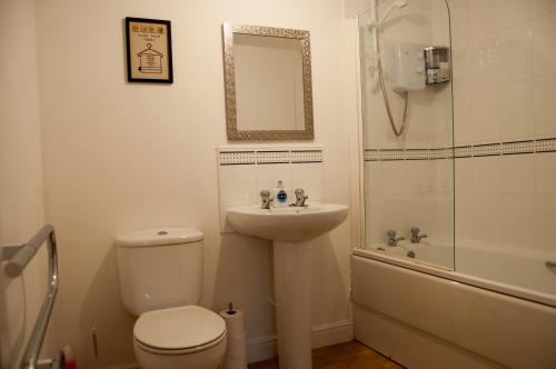 Ванна кімната, Bolton Executive Apartment in Болтон