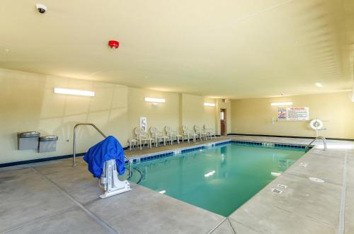 Cobblestone Hotel & Suites - Gering/Scottsbluff - image 7