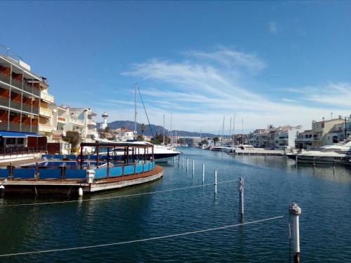 Un SEJOUR A EMPURIABRAVA-COM-TERRASSE-VUE MER -CLIME- WIFI PARKING