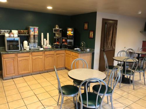 อาหารและเครื่องดื่ม, ซูเปอร์ 8 บาย วินด์แฮม เกอดาลีน (Super 8 By Wyndham Coeur D'Alene) in ควอดอลิน (ID)