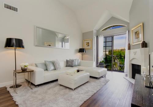 Beverly Hills Adjacent 2-Bedroom Penthouse