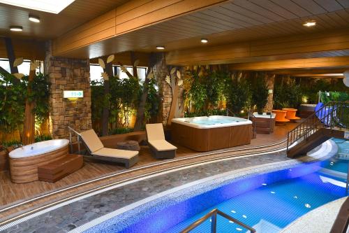 Swimming pool, Karuizawa Club Hotel Karuizawa1130 / Hewitt Resort in Tsumagoi