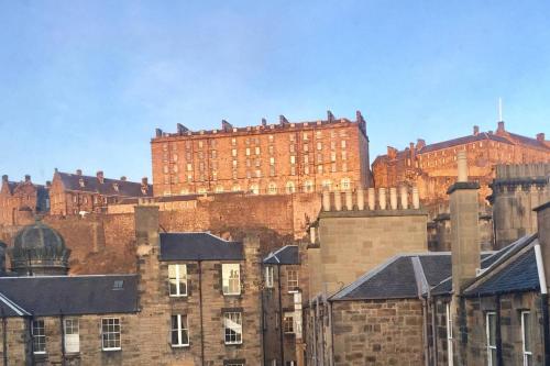 JOIVY Gorgeous Two Bedroom Apartment With Castle Views - Tap to explore photos