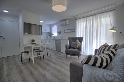 Bayswaterfront Apartments Bayswaterfront Apartments is conveniently located in the popular Glenelg area. The property offers guests a range of services and amenities designed to provide comfort and convenience. Family room are