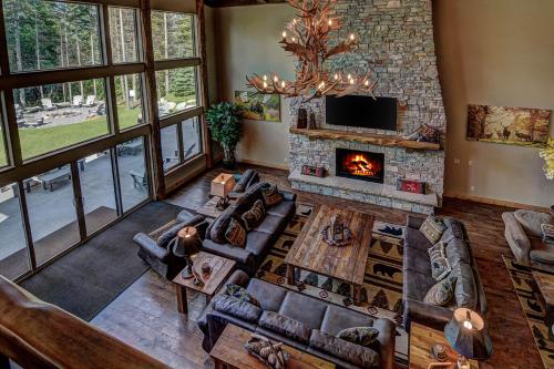 Whispering Pines Lodge: 9 Bedroom - image 4