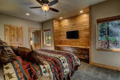 Whispering Pines Lodge: 9 Bedroom - image 6