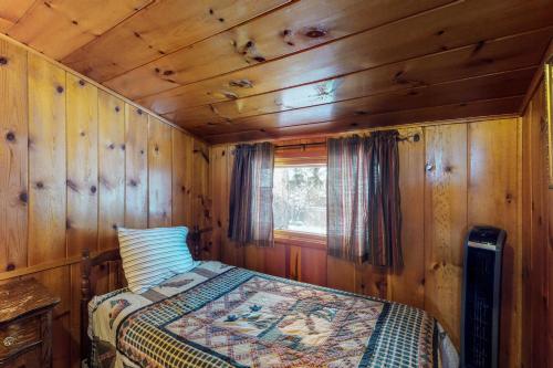 Naughty Pine Cabin - image 7