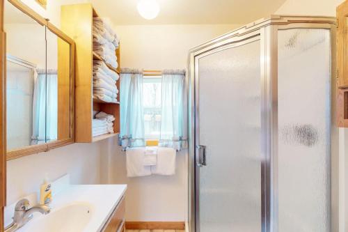 Naughty Pine Cabin - image 9