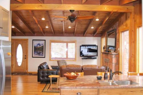 Chipmunk Cabin in Green Mountain Falls, USA