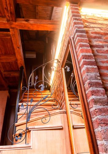 Karina Art Mountain View Apartment - Tap to explore photos
