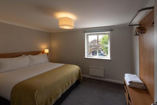 PREMIER SUITES Reading - image 9
