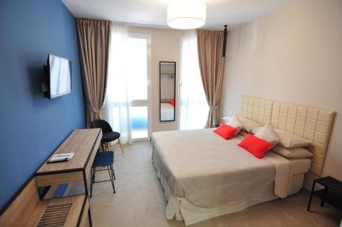 Delco Naples - image 2