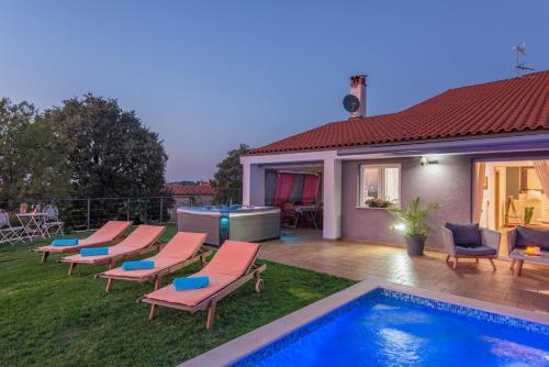 Modern Villa di Rovigno with Pool, Hot Tub and Sea View