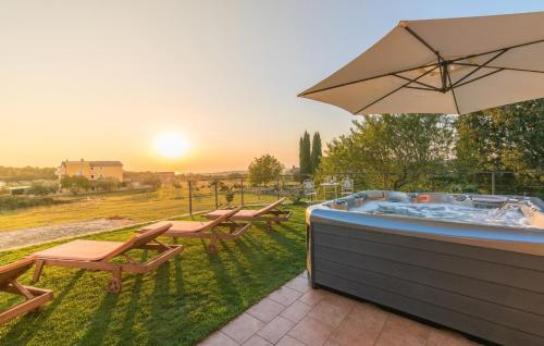 Modern Villa di Rovigno with Pool Hot Tub and Sea View - image 3