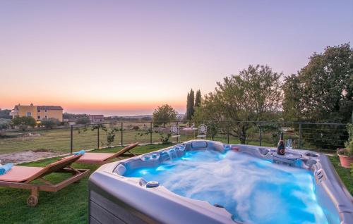 Modern Villa di Rovigno with Pool, Hot Tub and Sea View