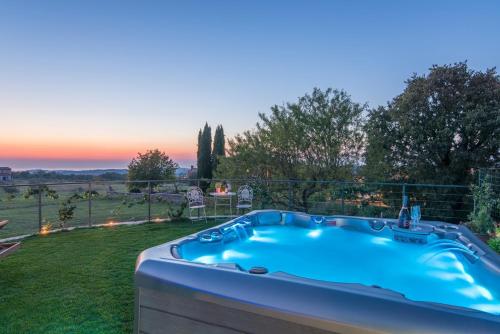 Modern Villa di Rovigno with Pool, Hot Tub and Sea View