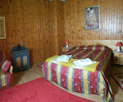 1 double bed, 1 twin bed