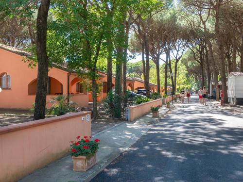  Semi-detached and spacious bungalow on the Adriatic coast, Ferienwohnung in Lido di Spina