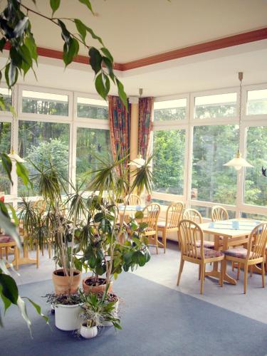 餐廳, Hotel Haus Hellhohl Garni in 布里隆