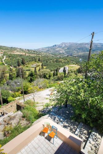 Dion: Artist's Stone House With Countryside Views