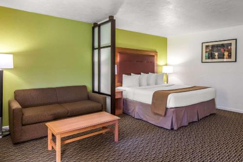 Quality Inn & Suites at Coos Bay - image 2