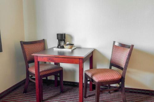 Bridgeway Inn & Suites