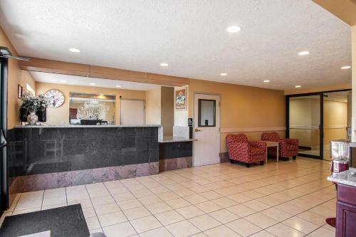 Bridgeway Inn & Suites