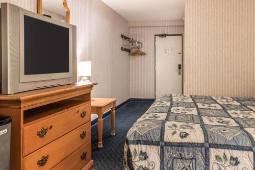 Rodeway Inn Amish Country - image 7