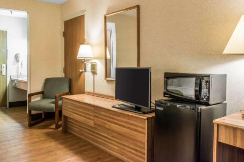 Econo Lodge Arena - image 3