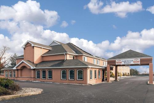 Comfort Inn Amish Country - Accommodation - New Holland